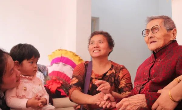 江西一名百岁老人被孙子捧成全县网红,你对这位老人有哪些了解呢?