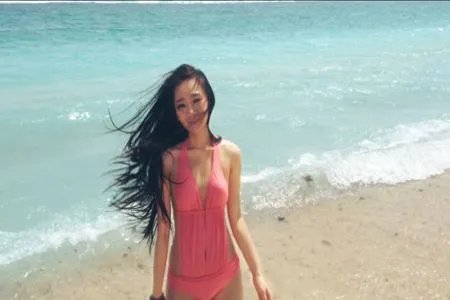 严艺丹写真照片曝光 七夕发博晒泳装照被赞有“材”