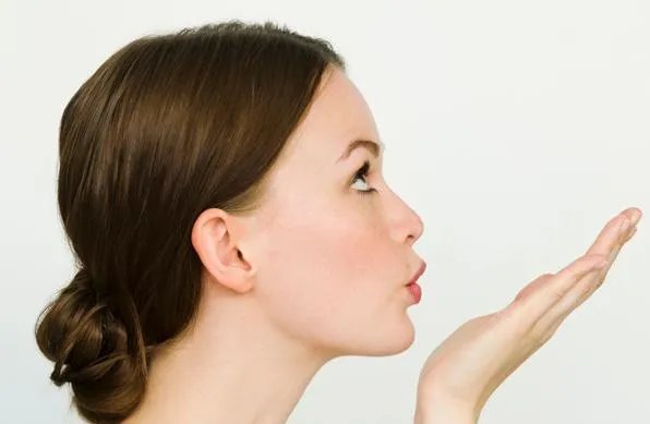 学习化烟熏妆的步骤，清纯优雅的烟熏妆？