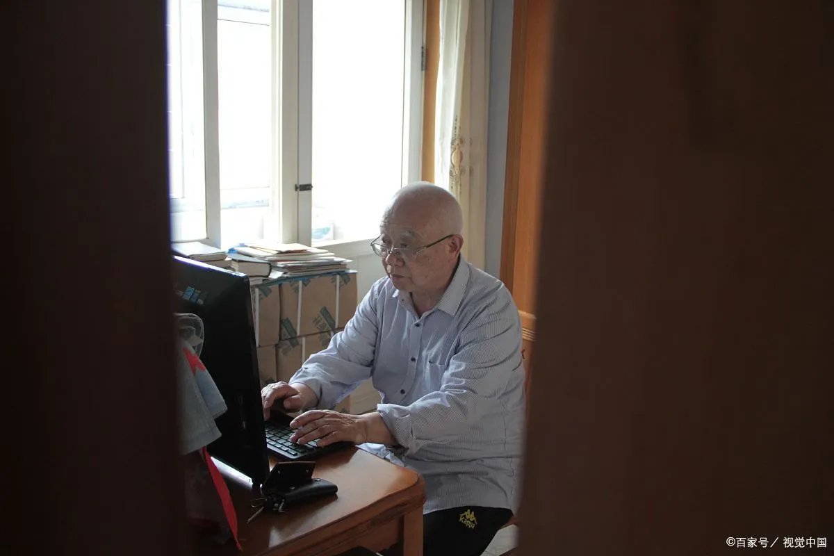 发现年迈的父亲喜欢打赏年轻的女主播，我该怎么劝说他呢？