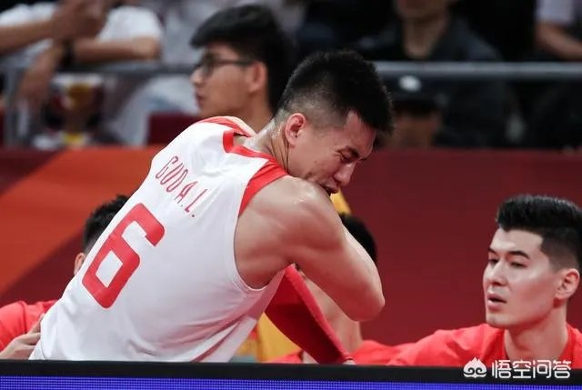 有人说男篮惜败波兰不怪周琦，责任在李楠，周琦不应该被骂的一无是处！你怎么看呢？