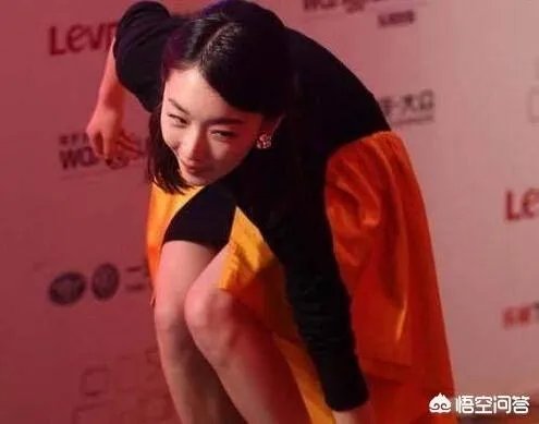 主持节目时高跟鞋掉了怎么办？