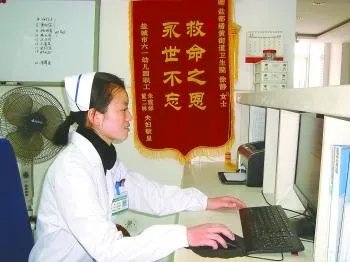 怀孕护士跪地急救什么情况？