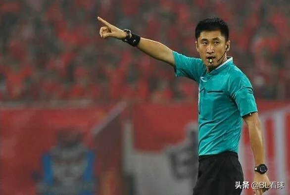 中超联赛裁判一年的年薪有多少钱呢？他们是如何选拔的？