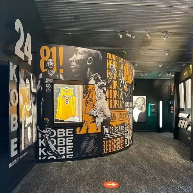 科比正式进入名人堂 大女儿代其穿上名人堂西装