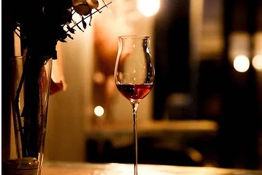 如何看待男子酒后睡路边被盗刷12万这件事？