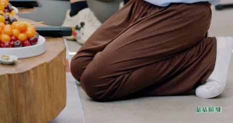 从草根变明星，笑星杨迪当场下跪感谢父母，透露辛酸史引爆泪腺，怎么回事？