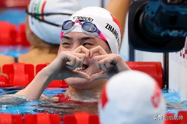 关晓彤晒出与张雨霏合影,两种风情,哪种美更胜一筹?