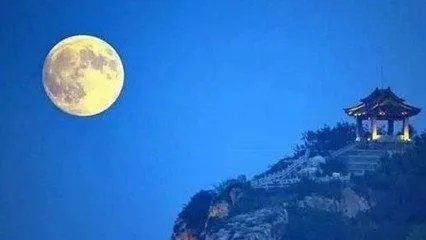 “悠悠天宇旷，切切故乡情。”(张九龄)这首诗句的意思是什么？