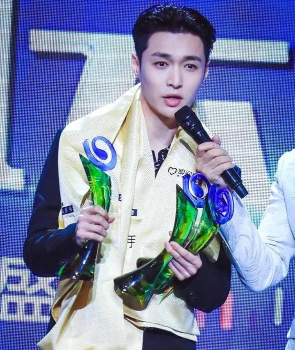 张艺兴连拿三个什么奖？
