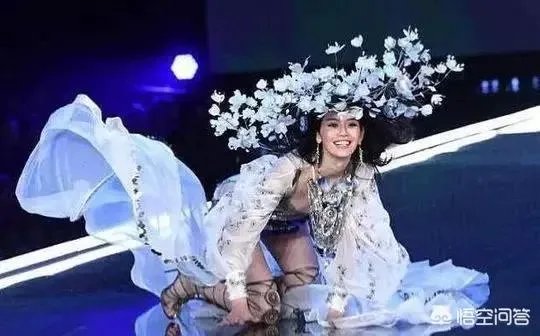 主持节目时高跟鞋掉了怎么办？