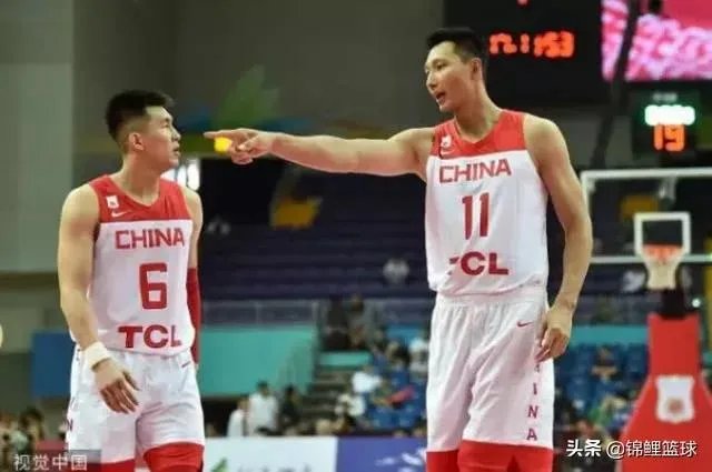 网友翻了郭艾伦和易建联的微博，前者大多是综艺，后者大多是篮球，你怎么看？