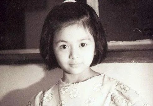 关之琳小时候照片曝光 继承母亲美丽容貌