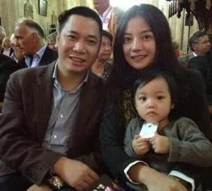 赵薇离了婚是真的吗最新消息，赵薇现在年龄多大