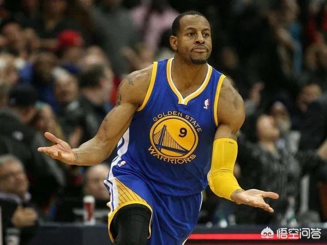 勇士击败开拓者,伊戈达拉将球砸向观众遭驱逐,他需要向球迷支付赔偿金吗?你怎么看?