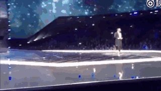 2017维密大秀，超模奚梦瑶不慎摔倒，未来的道路会如何？