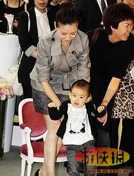 董洁潘粤明离婚内幕！网曝儿子顶顶非俩人亲生