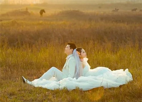 拍结婚照姿势大全  2017最好看的婚纱照姿势