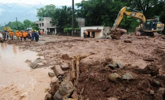 重庆开州山体滑坡2人死亡 目前相关部门正在抢险救援中