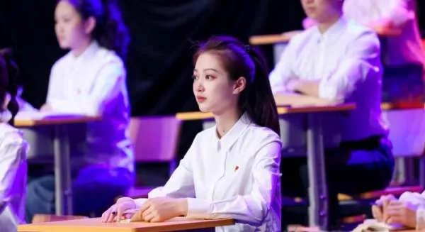 领诵员冯琳一夜成名,昔日被上海台主持人比赛淘汰未来何去何从,你怎么看?