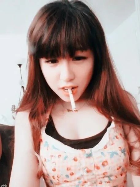 苏梦玫家庭背景生活照曝光  台下性感叛逆仿若两人