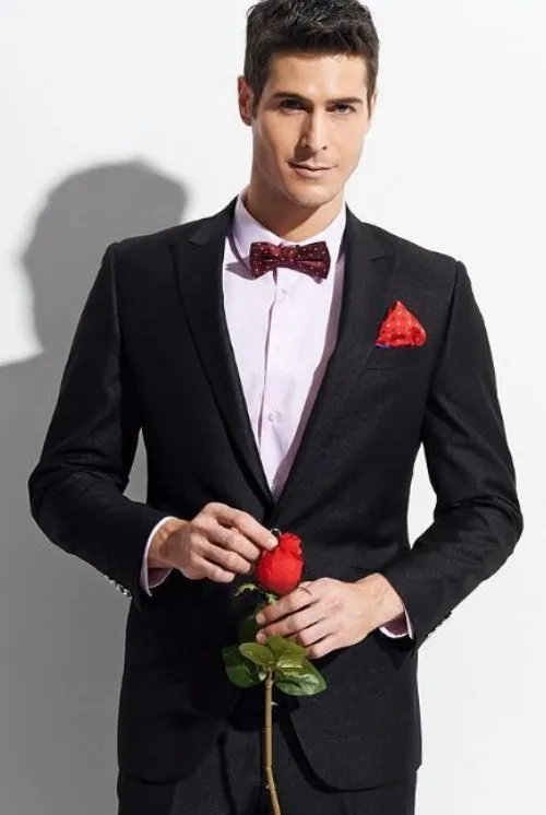 结婚一般穿什么颜色的西装 挑选新郎服装的误区有哪些