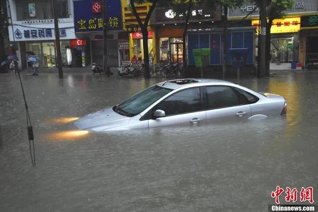 深圳暴雨地铁站被淹,开车如坐船,遇到暴雨应怎么办?
