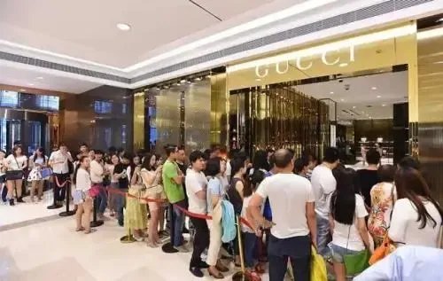 韩国青年排队抢购奢侈品，他们抢购奢侈品是干什么的?