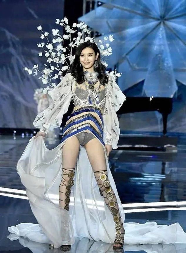 2017维密大秀，超模奚梦瑶不慎摔倒，未来的道路会如何？