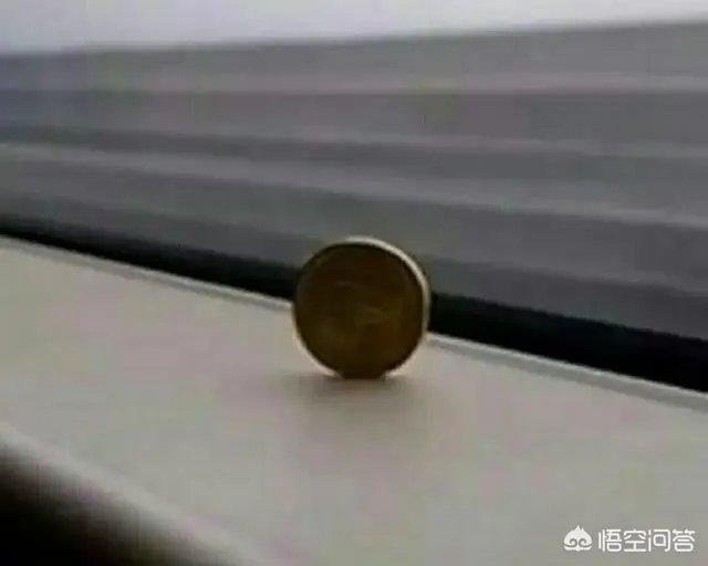 人在高速行驶的高铁上跳跃，落地后会落到原点吗？为什么？