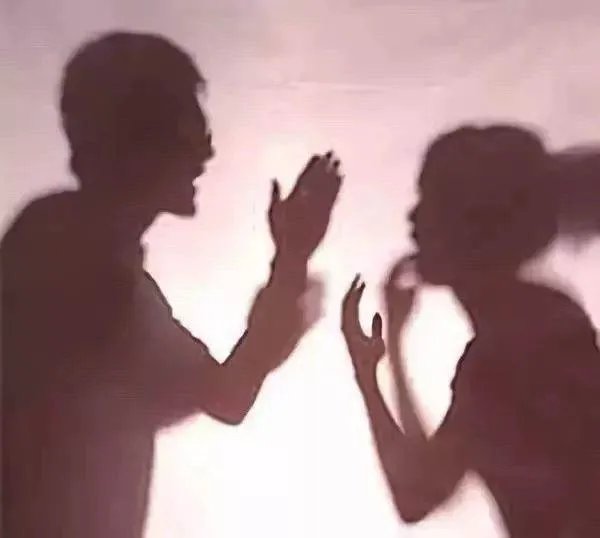 夫妻吵架丈夫欲将孩子扔下桥，该丈夫为何这么做？