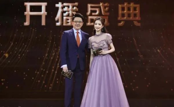 领诵员冯琳一夜成名,昔日被上海台主持人比赛淘汰未来何去何从,你怎么看?