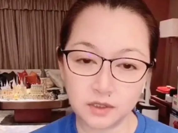 赵本山妻子谈女儿整容，坦言看着很揪心，女儿整容她该不该阻止？