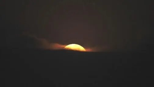 2021年首次“超级月亮”上演  一轮圆月挂在天空分外明