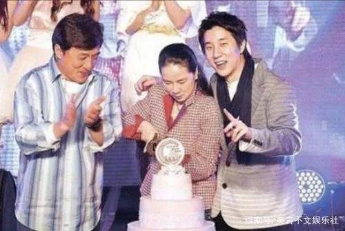 林凤娇深爱成龙这么多年,背后为何全是泪水?