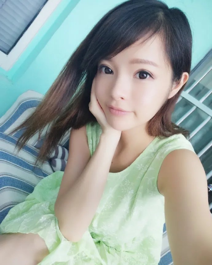 胸大导致无法呼吸 “露底雅典娜”深夜发福利自拍