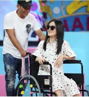 谢娜旧伤复发是怎么回事？