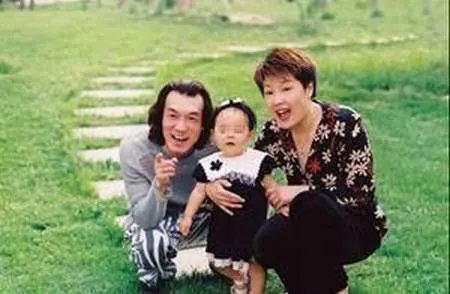 李咏老婆哈文的简介婚史 李咏和哈文的爱情 李咏怎么追求哈文的