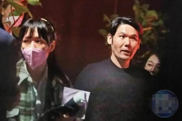 向太携儿子儿媳与友人聚餐，为何郭碧婷表情一脸冷淡？