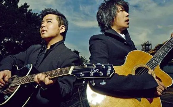 水木年华参加节目一轮游，郑钧力挺他们，怎样看待这件事情？