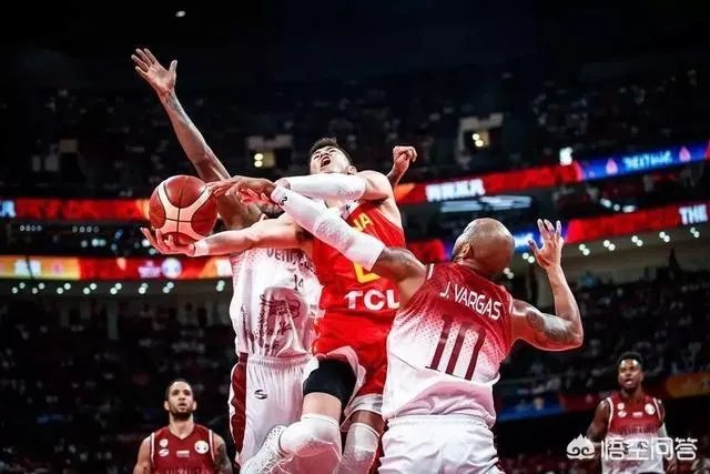 网友翻了郭艾伦和易建联的微博，前者大多是综艺，后者大多是篮球，你怎么看？