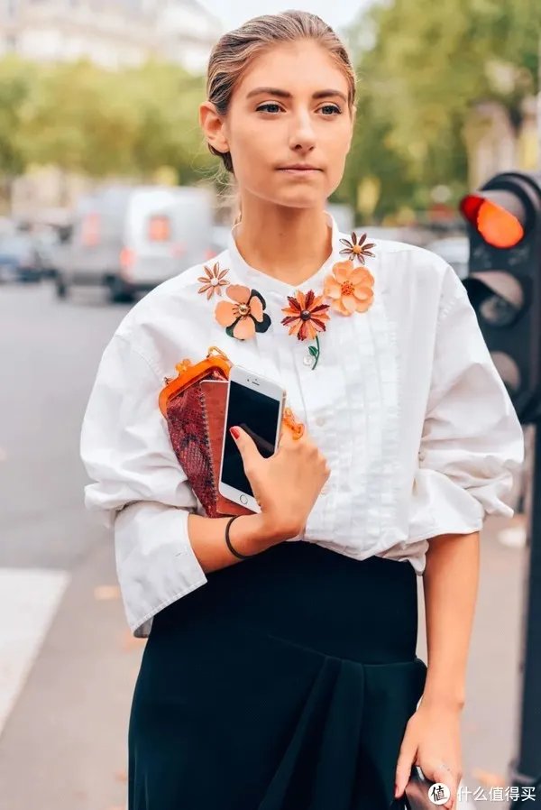 女士胸针怎么佩戴