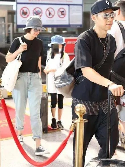 袁泉夏雨穿情侣装现身，女儿身高到妈妈肩膀，一家三口怎么那么接地气呢?