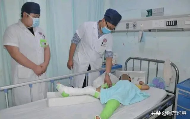 长沙6岁男童被锁家中撑伞从5楼跳下，全身多处骨折，怎么回事？