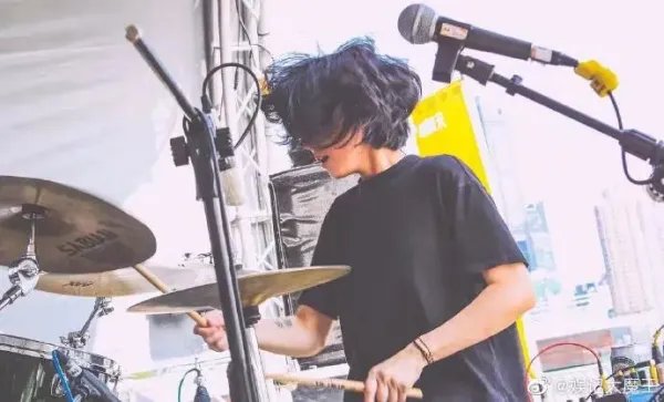 知名乐队鼓手蔡忆凡去世，她在乐坛是个怎样的人？