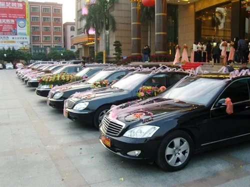 奔驰婚车租赁价格贵吗 2017奔驰婚车租用价格表
