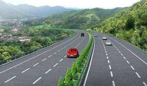 奥迪女司机下车放警示标志，被后车撞身亡，这是怎么回事？