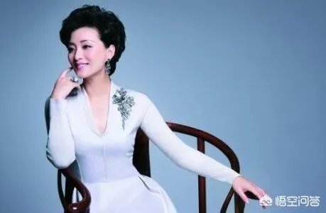 主持节目时高跟鞋掉了怎么办？