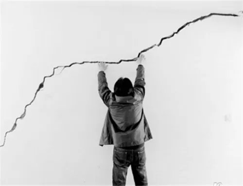 新房墙面开裂如何修补