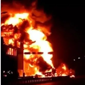 两车相撞引燃民房责任咋划分？